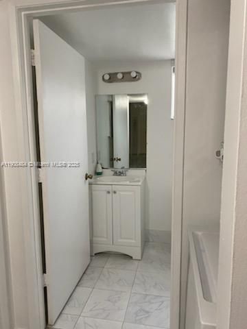 Recently Rented: $2,350 (2 beds, 2 baths, 970 Square Feet)