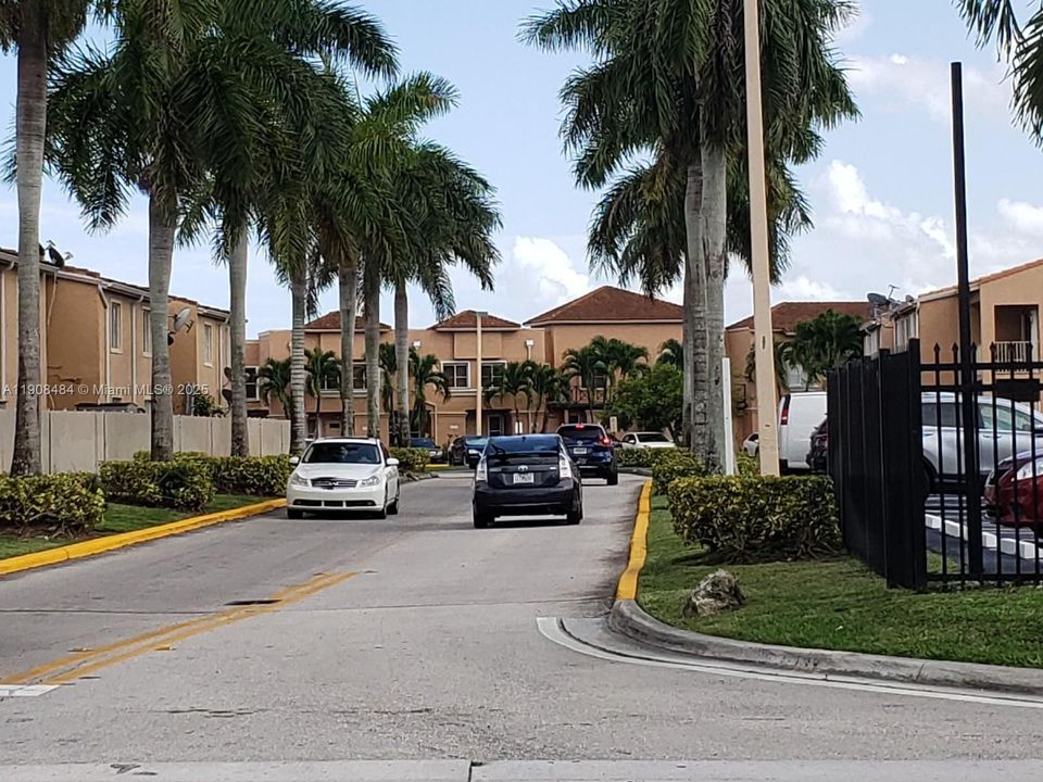 Recently Rented: $2,350 (2 beds, 2 baths, 970 Square Feet)