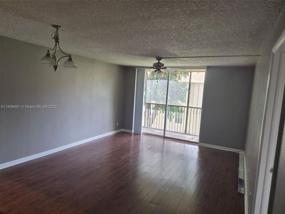 For Sale: $199,000 (1 beds, 1 baths, 800 Square Feet)