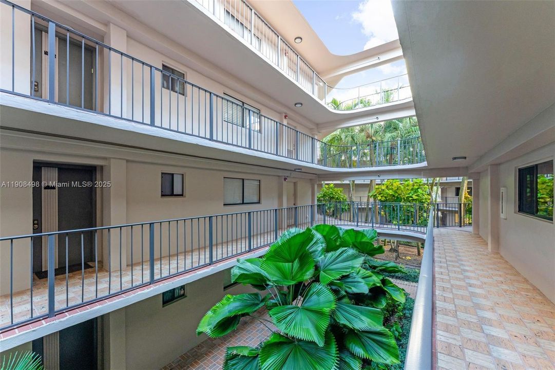 The building has 3 levels and offers elevator.