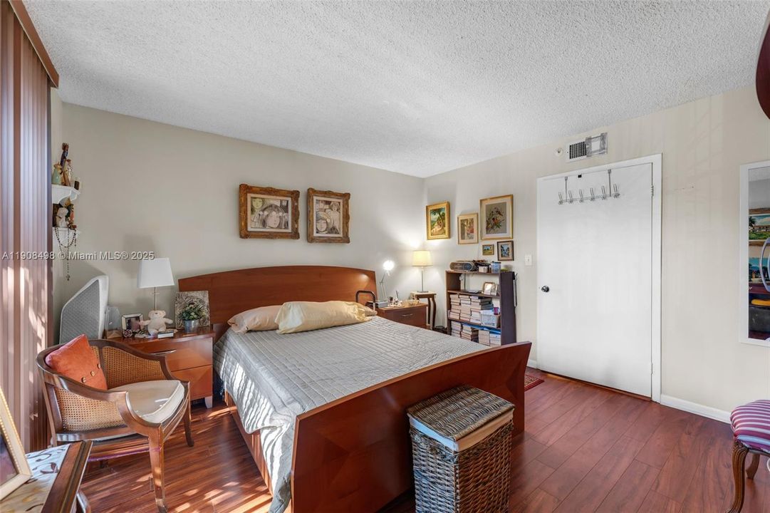 spacious room with walk-in closet