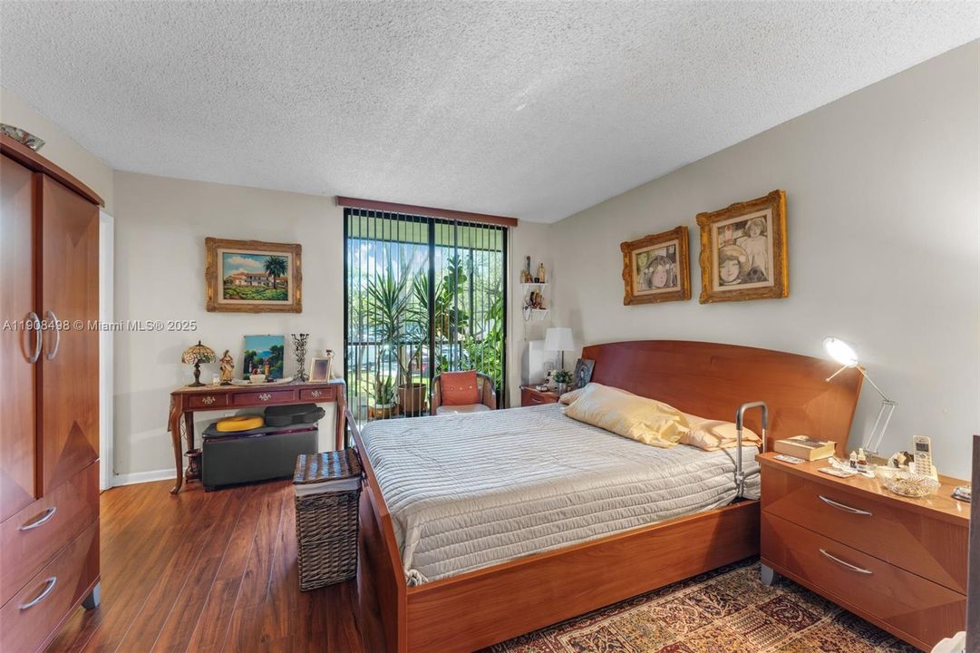 Principal bedroom with direct access to the balcony.