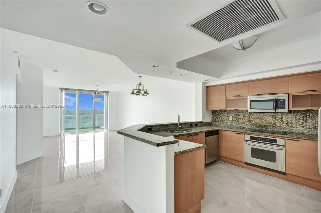 合同活跃: $3,500 (3 贝兹, 3 浴室, 1801 平方英尺)