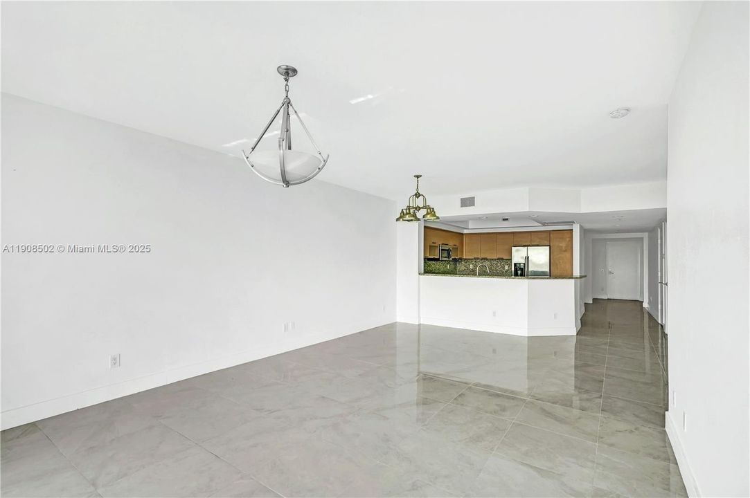 合同活跃: $3,500 (3 贝兹, 3 浴室, 1801 平方英尺)