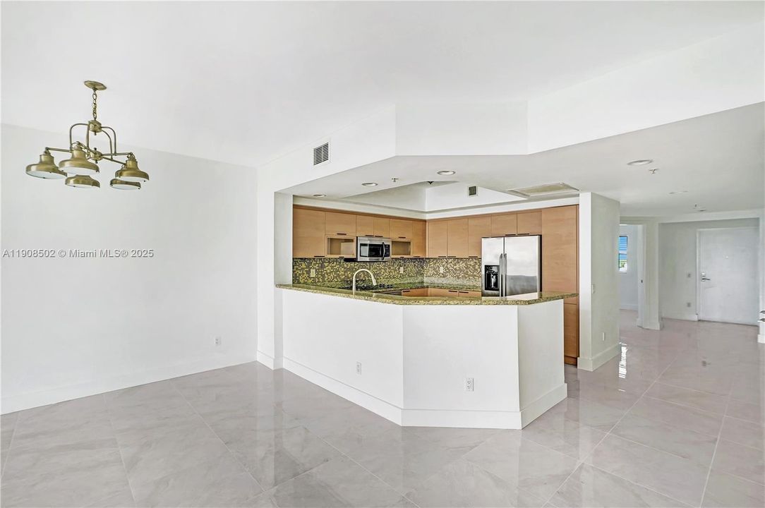 合同活跃: $3,500 (3 贝兹, 3 浴室, 1801 平方英尺)