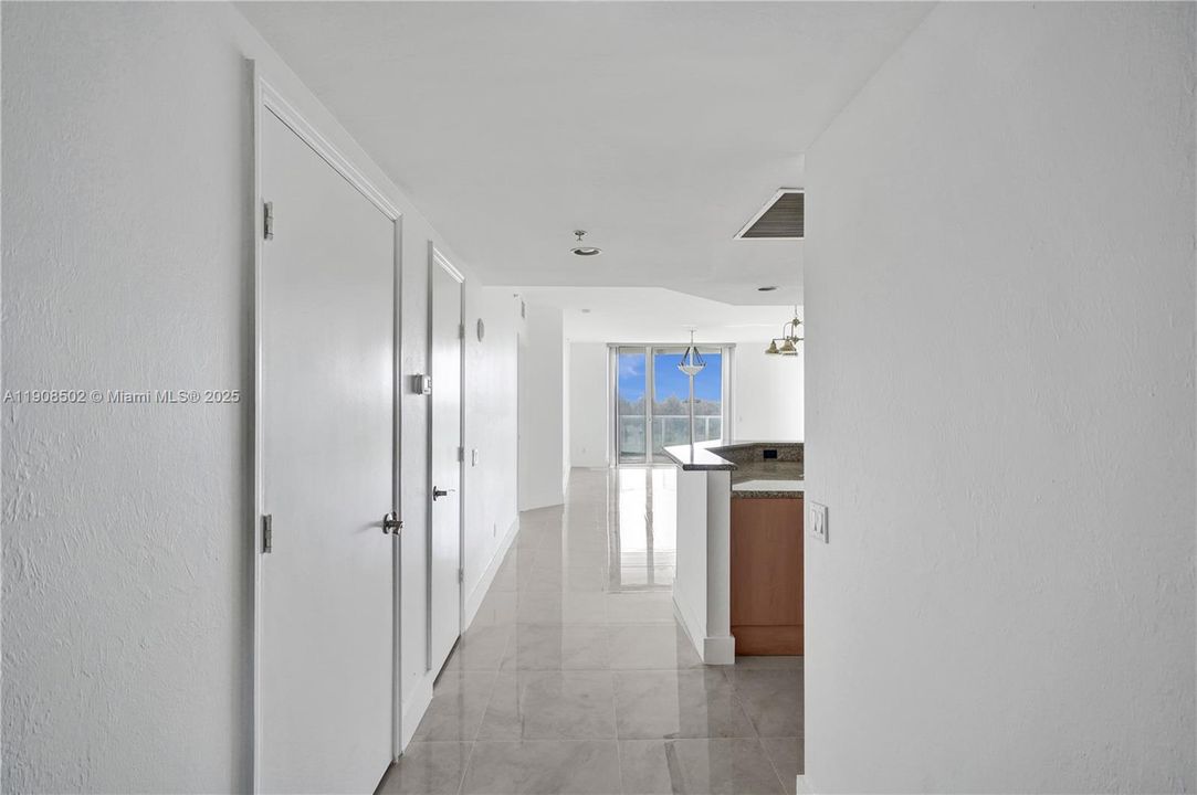 合同活跃: $3,500 (3 贝兹, 3 浴室, 1801 平方英尺)