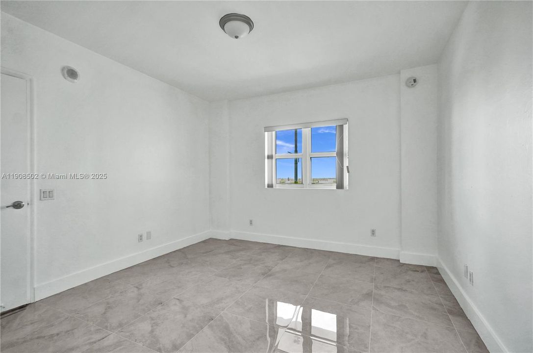 合同活跃: $3,500 (3 贝兹, 3 浴室, 1801 平方英尺)