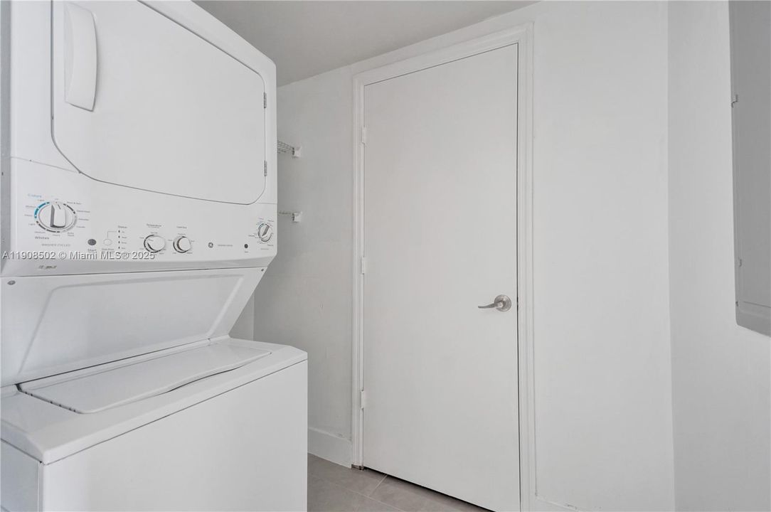 合同活跃: $3,500 (3 贝兹, 3 浴室, 1801 平方英尺)