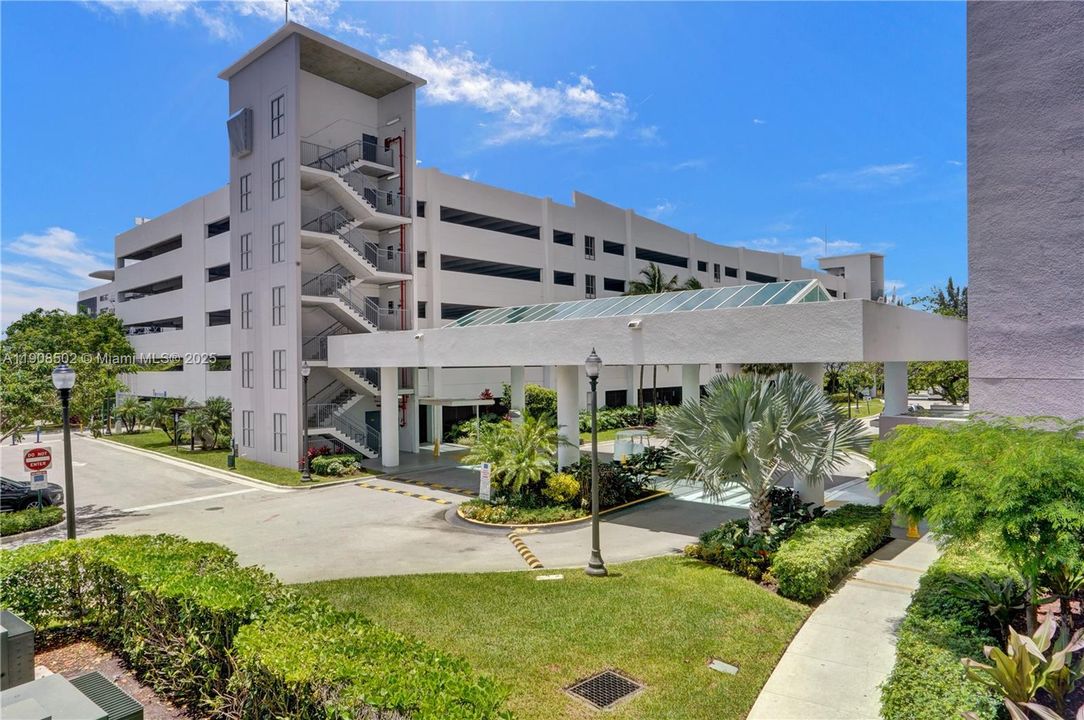 合同活跃: $3,500 (3 贝兹, 3 浴室, 1801 平方英尺)