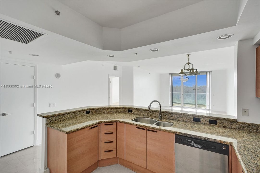 合同活跃: $3,500 (3 贝兹, 3 浴室, 1801 平方英尺)