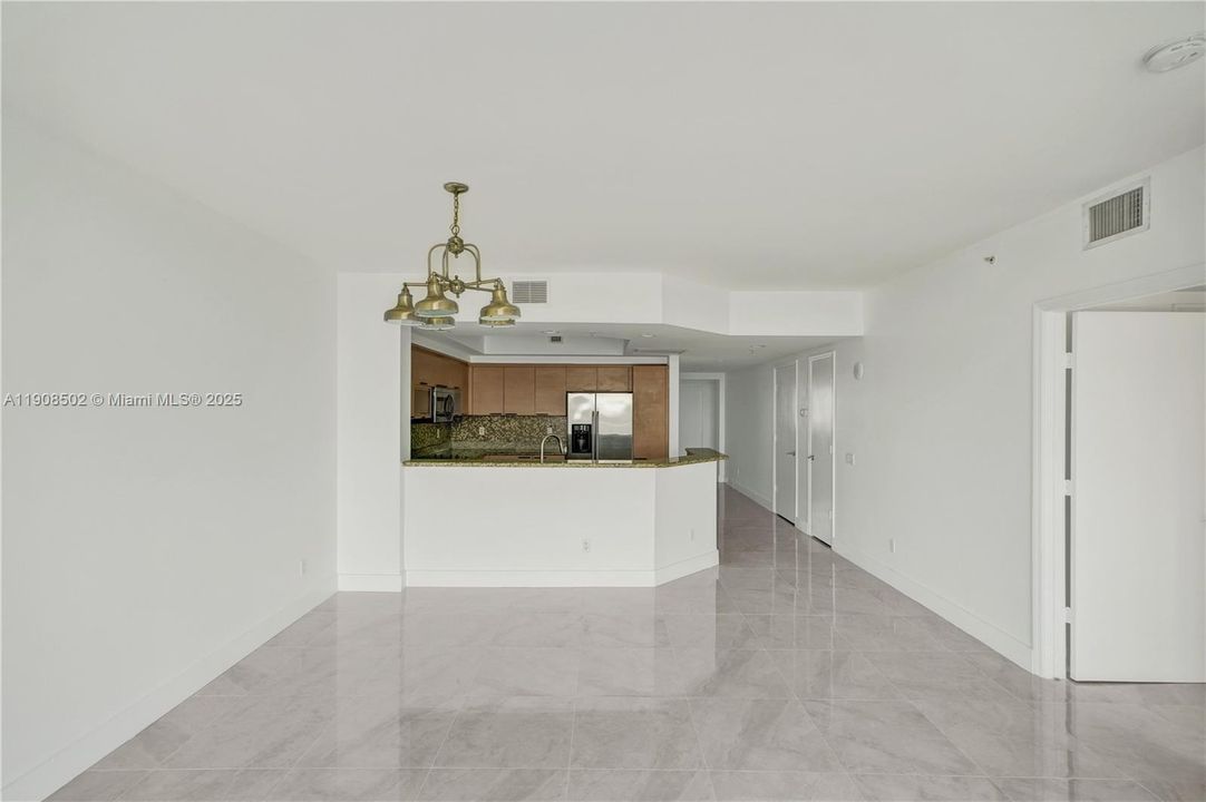 合同活跃: $3,500 (3 贝兹, 3 浴室, 1801 平方英尺)