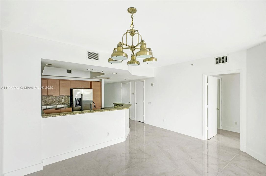 合同活跃: $3,500 (3 贝兹, 3 浴室, 1801 平方英尺)