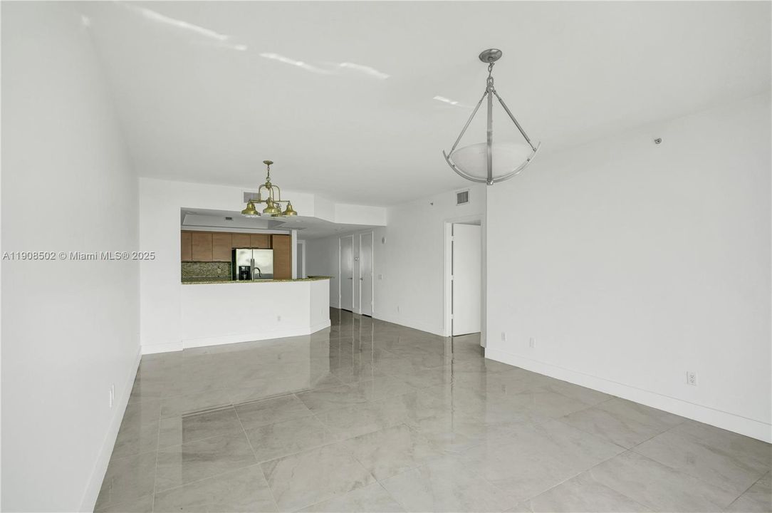 合同活跃: $3,500 (3 贝兹, 3 浴室, 1801 平方英尺)