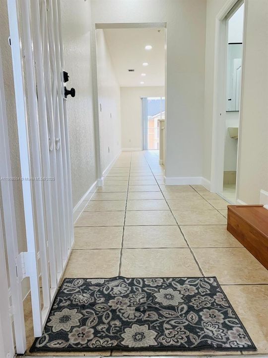 Active With Contract: $2,299 (2 beds, 2 baths, 1030 Square Feet)