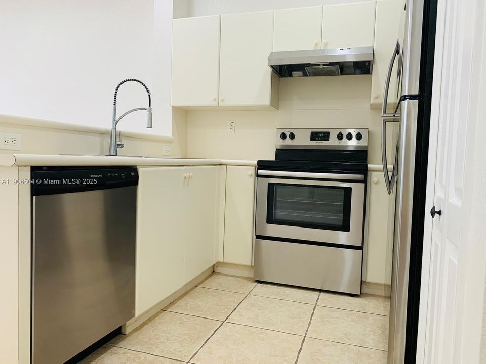 Active With Contract: $2,299 (2 beds, 2 baths, 1030 Square Feet)