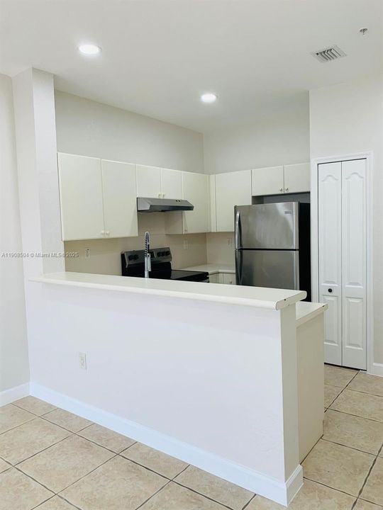 Active With Contract: $2,299 (2 beds, 2 baths, 1030 Square Feet)
