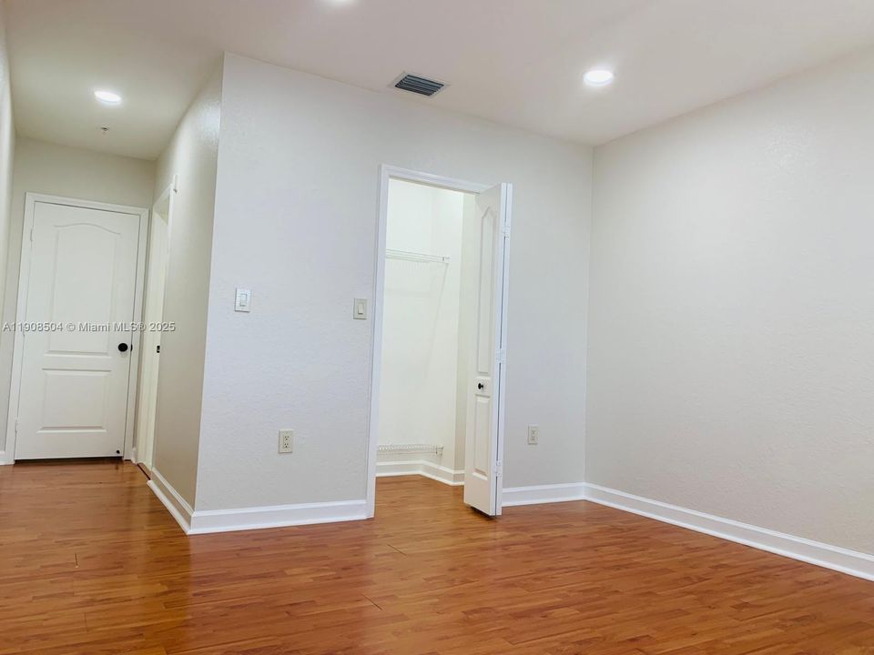 Active With Contract: $2,299 (2 beds, 2 baths, 1030 Square Feet)