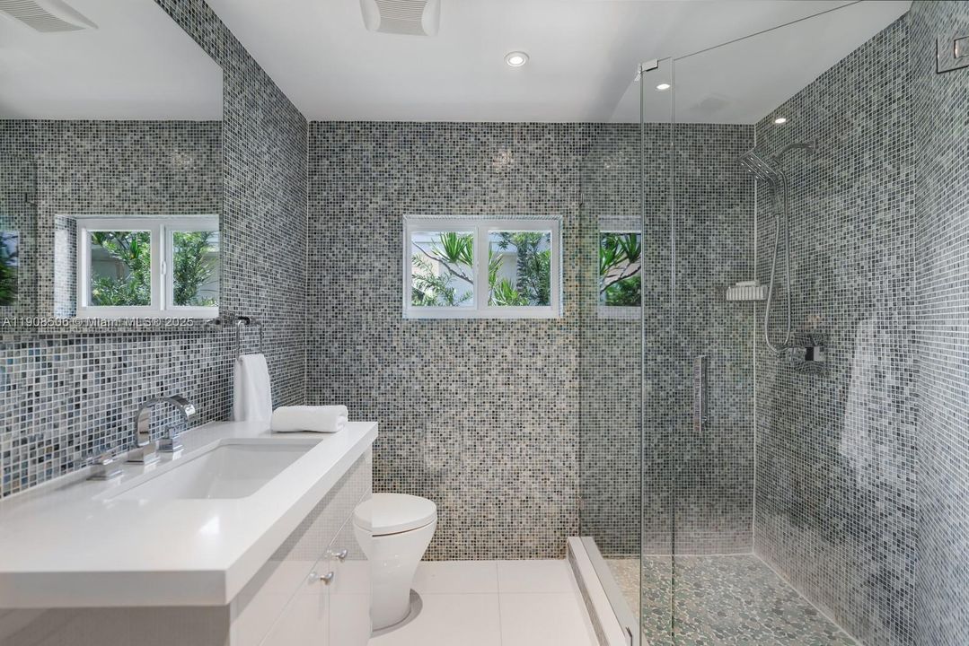 For Sale: $4,950,000 (5 beds, 5 baths, 5647 Square Feet)