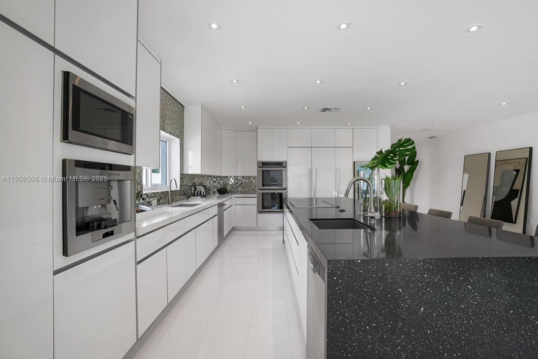 For Sale: $4,950,000 (5 beds, 5 baths, 5647 Square Feet)