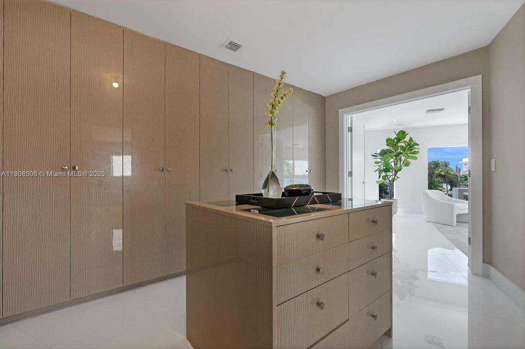 For Sale: $4,950,000 (5 beds, 5 baths, 5647 Square Feet)