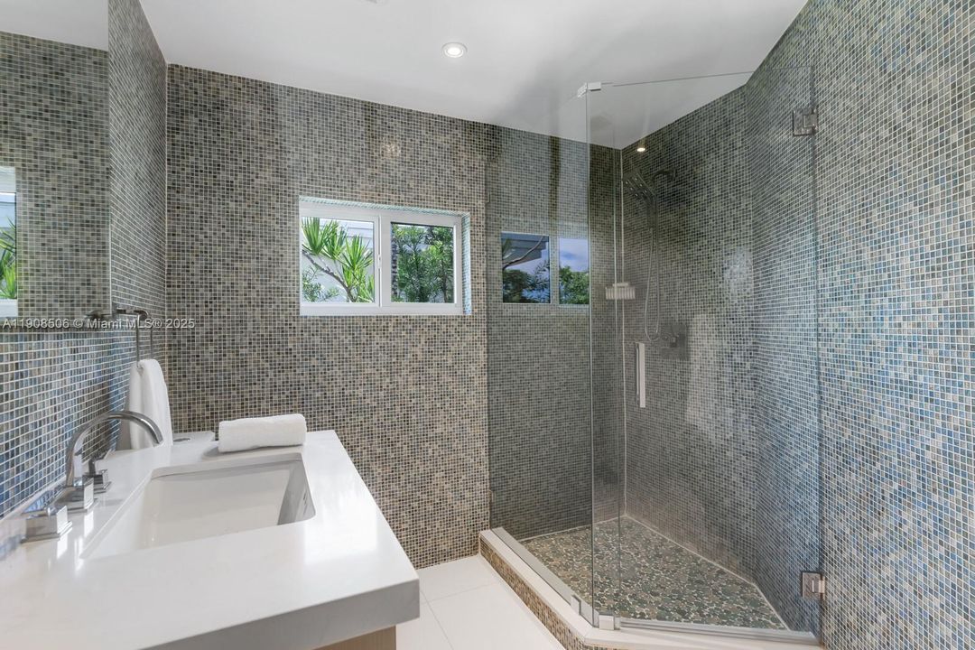 For Sale: $4,950,000 (5 beds, 5 baths, 5647 Square Feet)