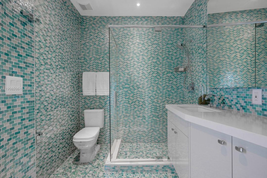 For Sale: $4,950,000 (5 beds, 5 baths, 5647 Square Feet)