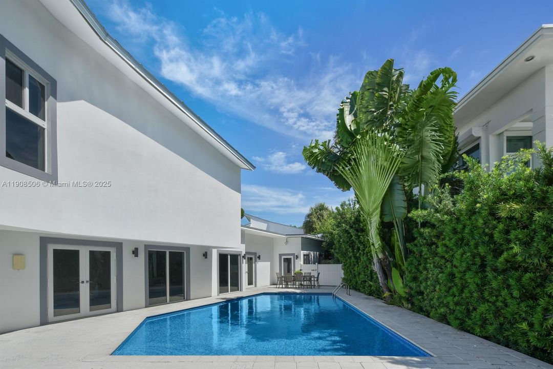 For Sale: $4,950,000 (5 beds, 5 baths, 5647 Square Feet)