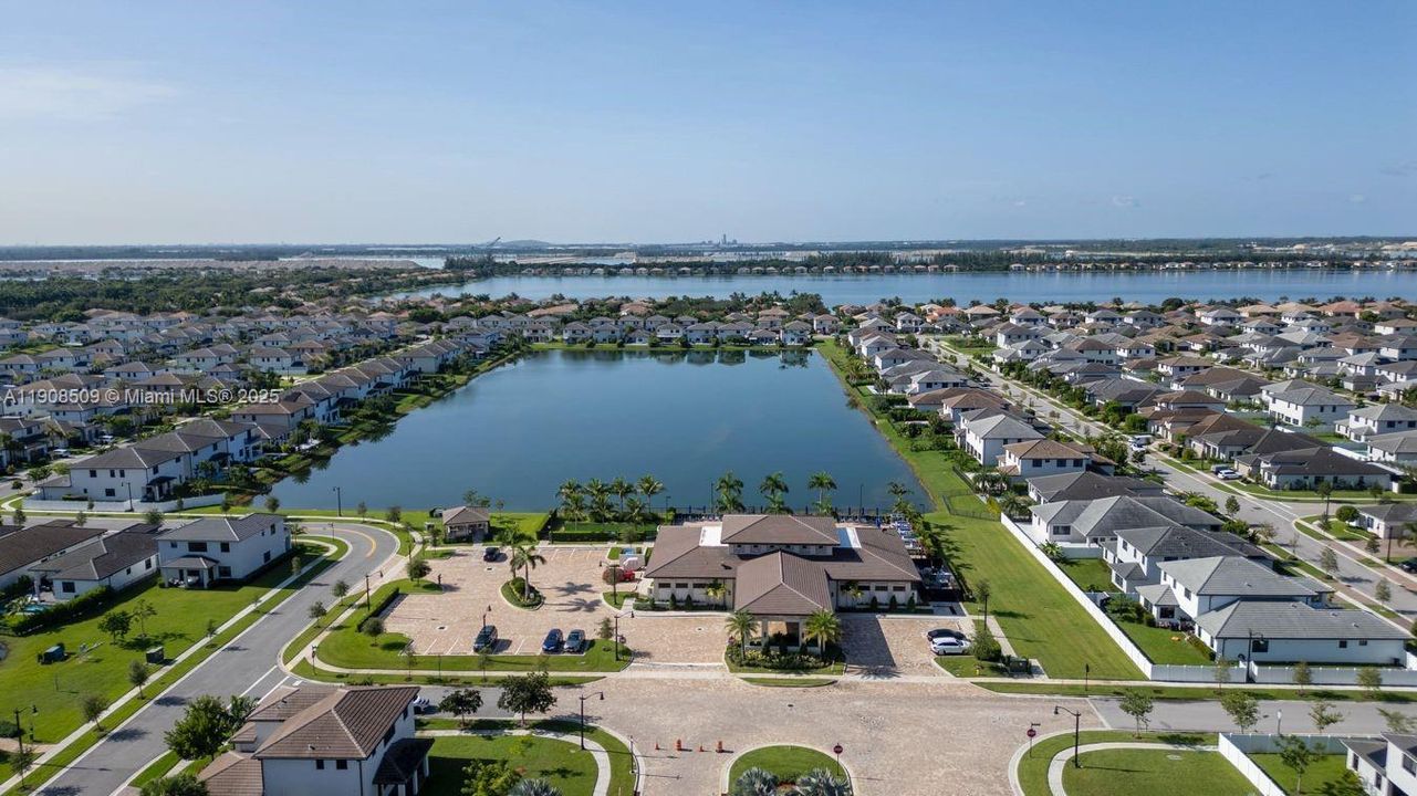 合同活跃: $6,500 (5 贝兹, 4 浴室, 3381 平方英尺)