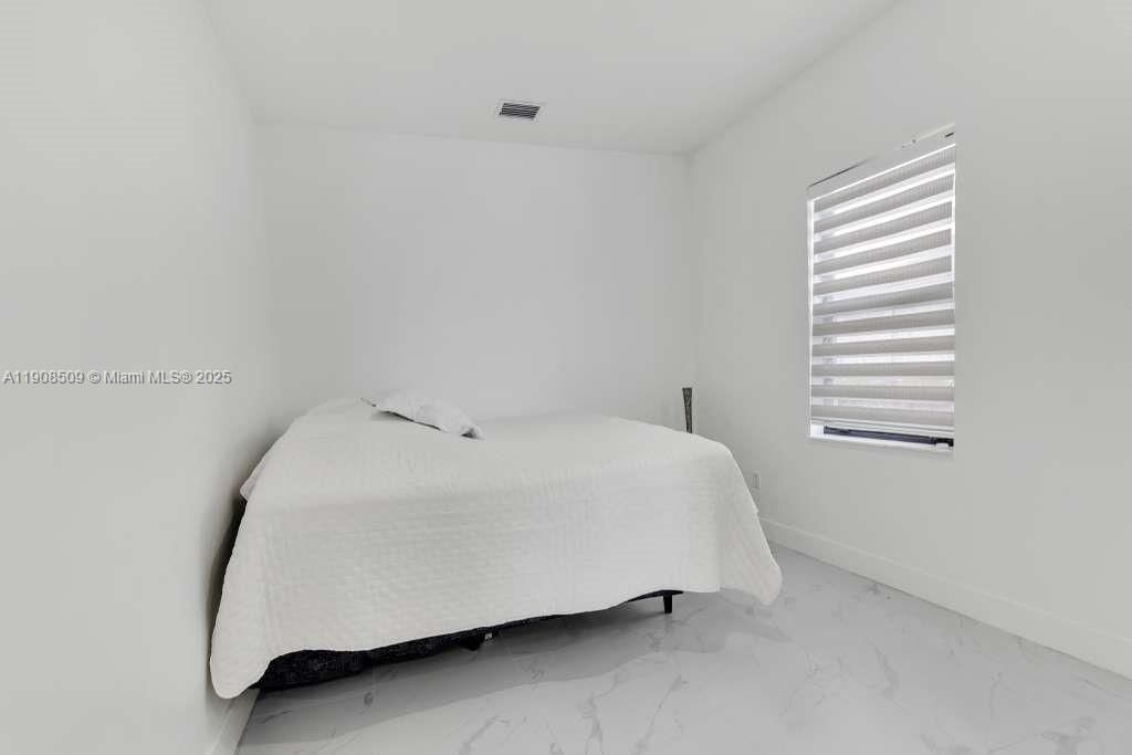 合同活跃: $6,500 (5 贝兹, 4 浴室, 3381 平方英尺)