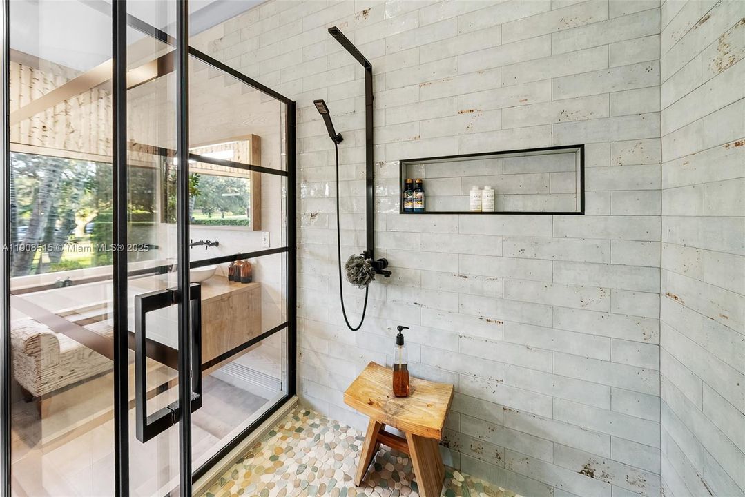 For Sale: $2,150,000 (4 beds, 3 baths, 3560 Square Feet)