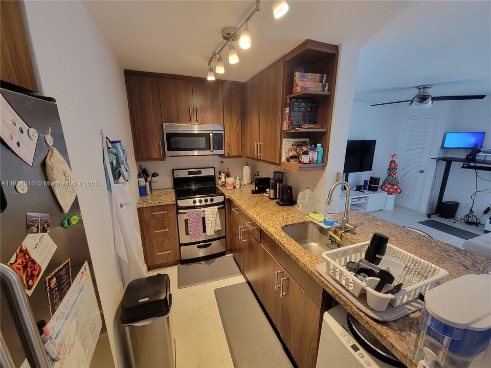 Active With Contract: $2,650 (1 beds, 1 baths, 666 Square Feet)