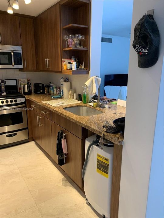 Active With Contract: $2,650 (1 beds, 1 baths, 666 Square Feet)