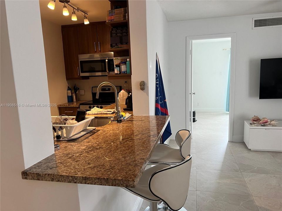 Active With Contract: $2,650 (1 beds, 1 baths, 666 Square Feet)