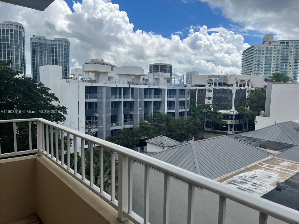 Active With Contract: $2,650 (1 beds, 1 baths, 666 Square Feet)
