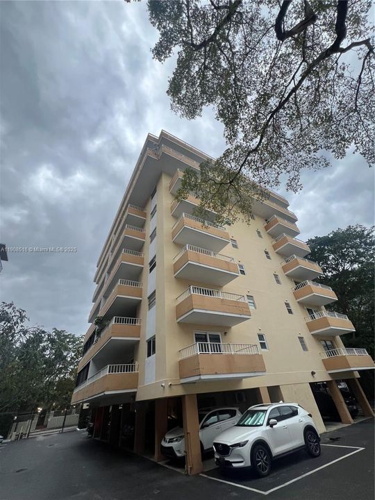 Active With Contract: $2,650 (1 beds, 1 baths, 666 Square Feet)