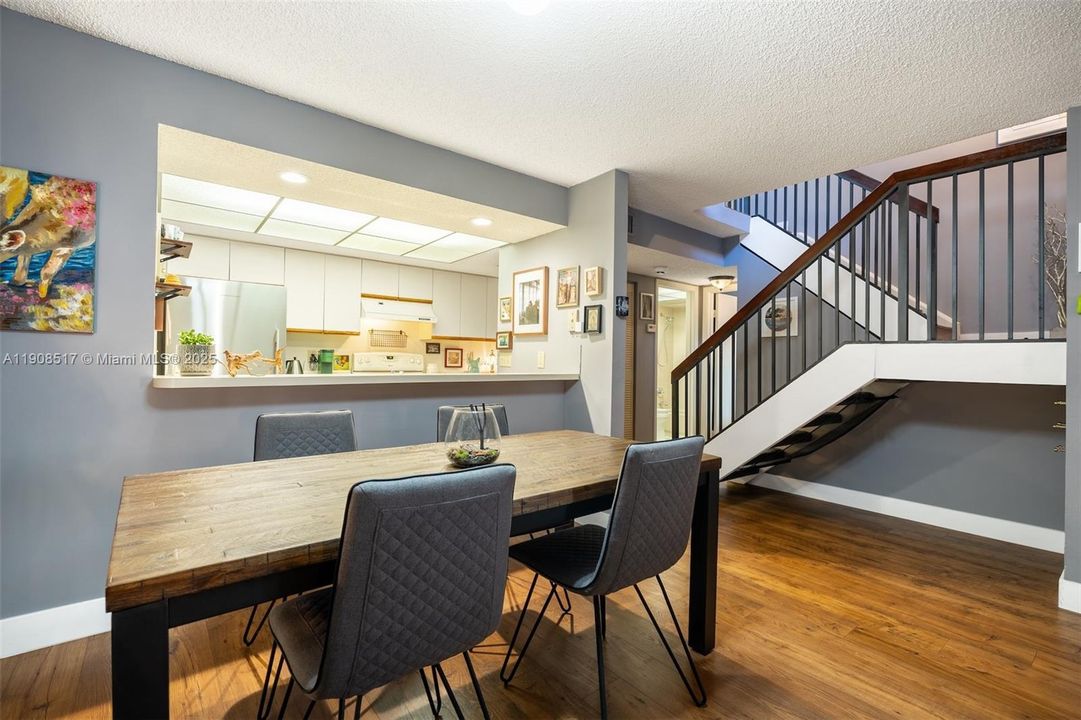 На продажу: $399,000 (2 спален, 2 ванн, 1368 Квадратных фут)