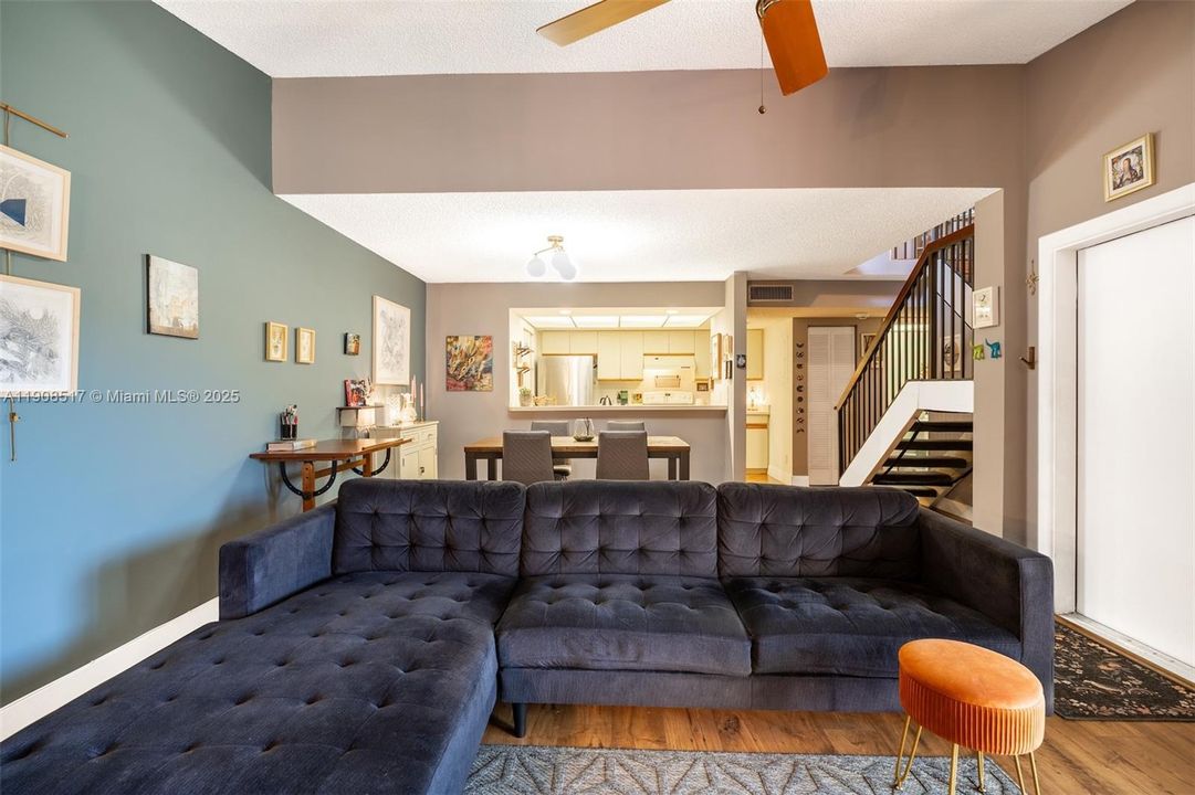 На продажу: $399,000 (2 спален, 2 ванн, 1368 Квадратных фут)