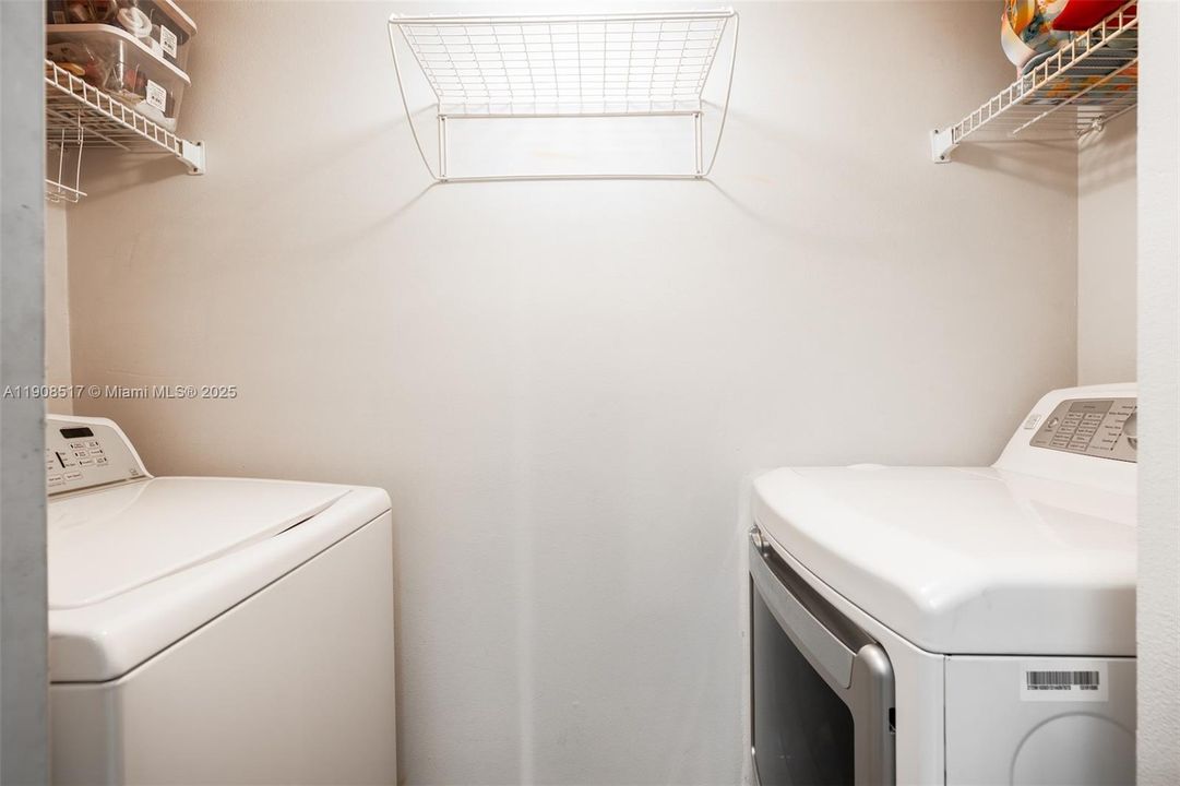 На продажу: $399,000 (2 спален, 2 ванн, 1368 Квадратных фут)