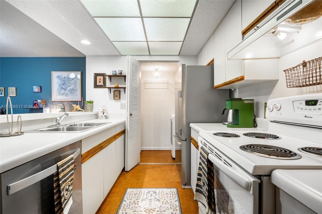 На продажу: $399,000 (2 спален, 2 ванн, 1368 Квадратных фут)