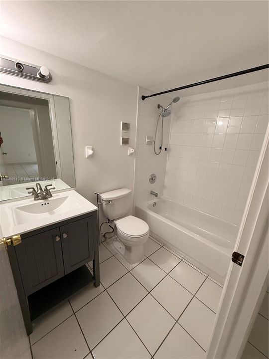 Activo con contrato: $2,250 (2 camas, 2 baños, 1210 Pies cuadrados)