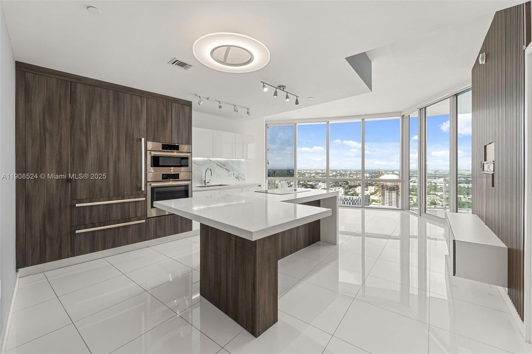 Recently Rented: $4,995 (1 beds, 2 baths, 1185 Square Feet)