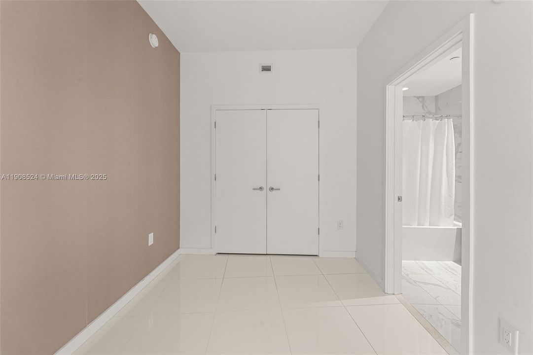 Recently Rented: $4,995 (1 beds, 2 baths, 1185 Square Feet)