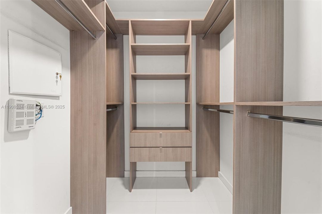 Recently Rented: $4,995 (1 beds, 2 baths, 1185 Square Feet)