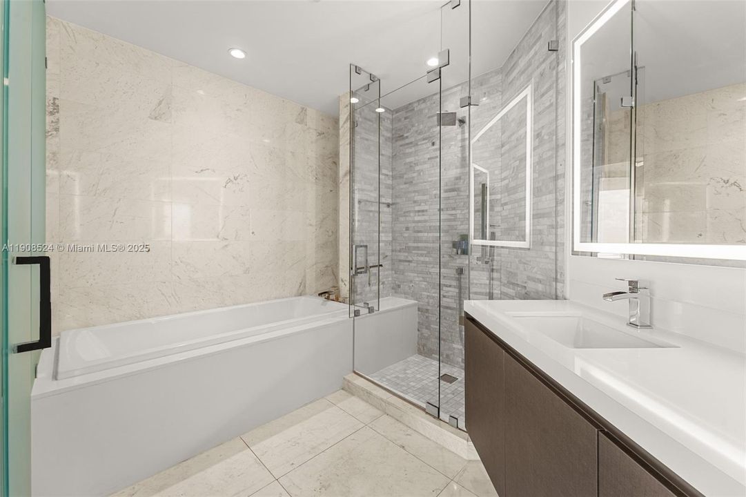 Recently Rented: $4,995 (1 beds, 2 baths, 1185 Square Feet)