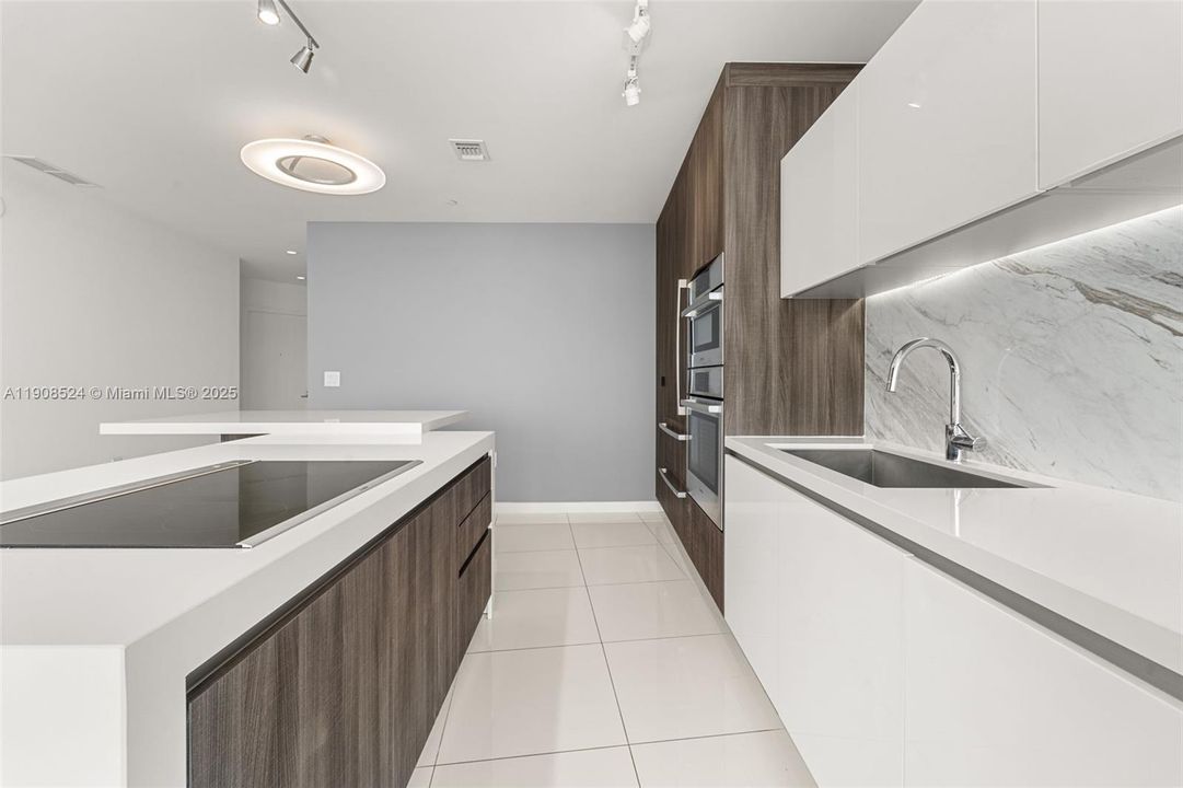 Recently Rented: $4,995 (1 beds, 2 baths, 1185 Square Feet)