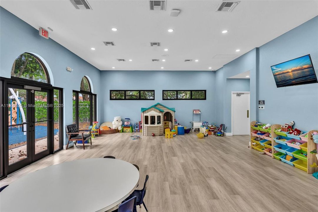 出租: $5,350 (4 贝兹, 3 浴室, 2777 平方英尺)