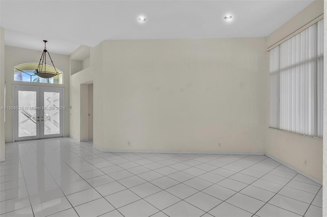 出租: $5,350 (4 贝兹, 3 浴室, 2777 平方英尺)