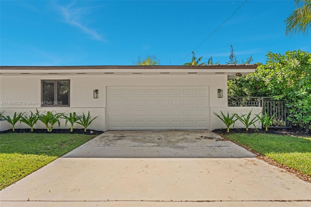 For Sale: $2,000,000 (3 beds, 3 baths, 1974 Square Feet)
