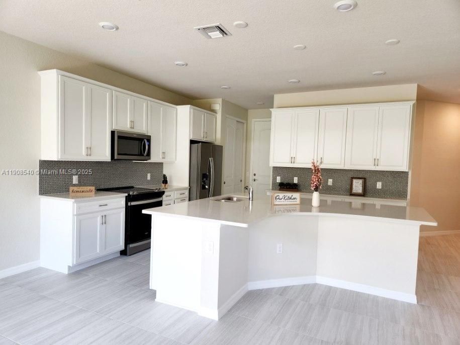 For Rent: $3,500 (3 beds, 2 baths, 1895 Square Feet)