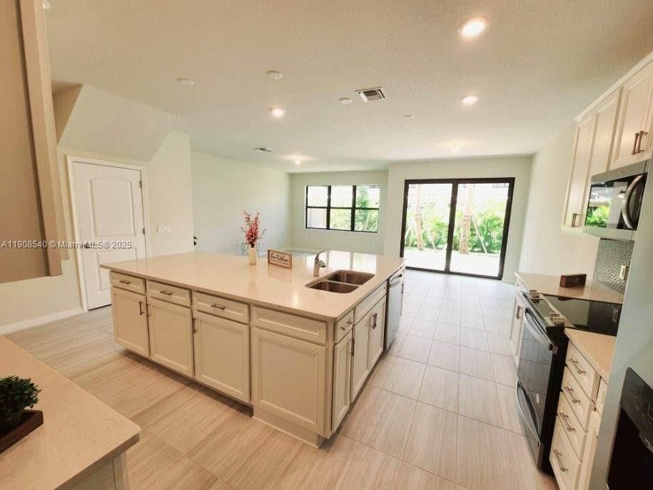 For Rent: $3,500 (3 beds, 2 baths, 1895 Square Feet)